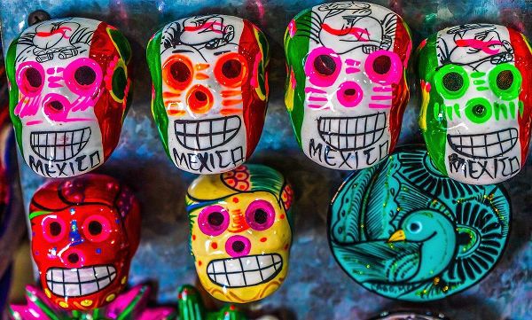 Perry, William 아티스트의 Colorful Mexican magnets-Day of the Dead handicrafts-Los Cabos-Cabo San Lucas-Mexico작품입니다.